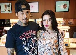 Jerinx sid mencari warganet yang mengkritik istrinya. Jerinx Sid Ditahan Ini Janji Nora Alexandra Fajar