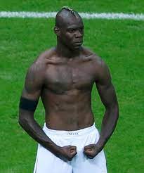 Mais à quoi joue mario balotelli ? Mario Balotelli S Goal Celebration Know Your Meme