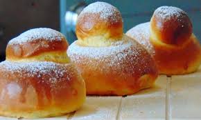 Le brioche col tuppo, come da ricetta originale, sono composte da un impasto lievitato a base di pochi classici ingredienti, piuttosto semplice da fare e per niente delicato. La Brioche Siciliana Con Il Tuppo Abbinamento Perfetto Per Gelati E Granite Nevaroli Condorelli Gelateria Artigianale Acireale Pasticceria Artigianale Acireale Granita Artigianale Acireale