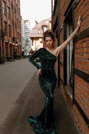 💚 Зеленое платье с асимметричным топом Kylie Green 👗 Платья в аренду и  напрокат Story Dress Москва
