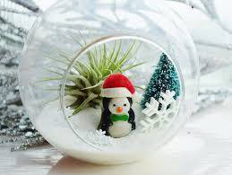 Les décorations lumineuses de rues sont installées, les leur couleur blanche et rouge se fondra parfaitement dans votre décoration. Boules De Noel En Verre A Decorer Et Alternatives En Verrerie