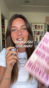 Julie Aude's Instagram, Twitter & Facebook