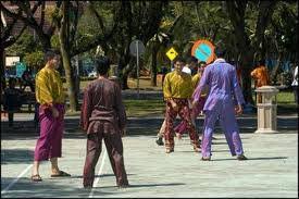 Permainan galah termasuk dalam kategori permainan hiburan yang dirmainkan secara kolektif oleh dua kelompok: Permainan Tradisi Galah Panjang Asal Festival Kedah Tua Facebook