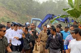 Paduan bersama jeans dan sneakers akan langsung membuat gaya terlihat keren. Kehujanan Saat Tinjau Korban Banjir Jokowi Pakai Jas Hujan Kresek