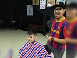 Kami anak beranak terus ke anggerik mall untuk tujuan yang satu. Covid 19 Tukang Gunting Bimbang Risiko Jangkitan