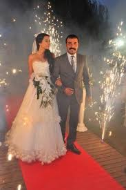 Rol aldıkları dizi setinde tanışarak aşk yaşamaya başlayan mustafa üstündağ ile meslektaşı ecem özkaya, 2010 yılında nikah masasına oturdu. Facebook