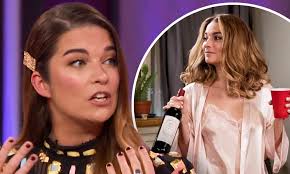 Women's yoga pants & bottoms. Annie Murphy Reveals Her House Burnt Down And She Had 3 In Her Bank Account Before Schitt S Creek Daily Mail Online