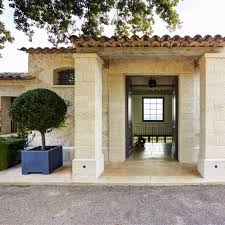 Alpes Maritimes Villa Collett Zarzycki Une Entree Avec Vue Sur Un Salon Cathedrale Maine House Villa Outdoor Rooms