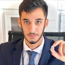 REMOVE ONE THING HERE 🤔😀 Me na handkerchief 😀