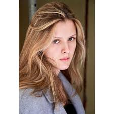 Amelie Lammers 2019, Nachwuchsschauspielerin @amelie_lammers Wenn meine  Auftraggeber viel Zeit, Geduld, gute Laune und einen großen Koffer mit  einem bunten Sammelsurium an Outfits mitbringen, dann kann sich Raum für  Kreativität entwickeln und