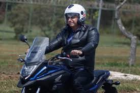 Bolsonaro chega de moto e fala sobre eleições, poder, stf, cpi, economia, lockdown, liberdade e mais. Bolsonaro Convoca Apoiadores Para Passeio De Moto Pelo Rio No Domingo