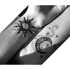Henna Tattoo The Design In The Moon Is Cute Cute Design Henna Moon Tattoo Em 2020 Tatuagem Casal Tatoo Tatuagens