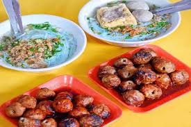 Satu mangkuk bakso hanya diisi oleh bakso, tahu, dan mie putih. 10 Wisata Kuliner Bakso Malang Paling Enak Dan Murah