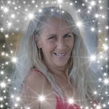 Elaine Fenton's Instagram, Twitter & Facebook