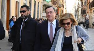 Il presidente della repubblica dopo aver registrato il fallimebto del mandato esplorativo del. Draghi Non Blocca Roma Lascia La Scorta E Va Al Ristorante A Piedi