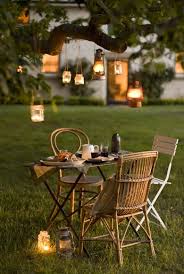 Coin Intime Voire Romantique Avec Un Salon De Jardin En Bois Baises Et Table Un Soir En Terrasse Agrement De Jardin Jardins Et Table De Jardin