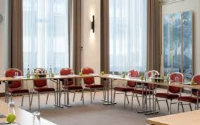 The modern lobby at the holiday inn stuttgart features all day dining a business centtre and plenty of workspace. Holiday Inn Stuttgart In Stuttgart Mieten Eventano