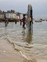 Aout 2018 12 Statues En Ceramique Realisees Par Lionel Ducos Sur La Greve Du Bout Du Quai Du Petit Port A Douarnenez C Paul Douarnenez Finistere Bretagne