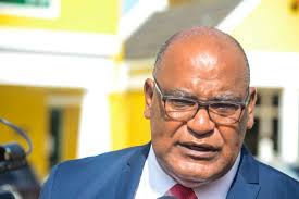 Terry Hernandez tabatin intenshon di bai OM i tambe kita konosí di minister 