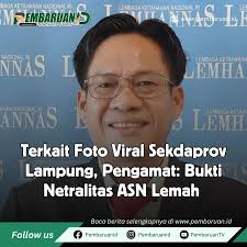 Sebuah foto yang menampilkan Sekretaris Daerah (Sekda) Provinsi Lampung,  Fahrizal Darminto, tengah berswafoto dengan tim pemenangan calon Gubernur  Lampung, Rahmat Mirzani Djausal (RMD), menjadi sorotan publik. Aksi  tersebut, menurut pengamat politik ...