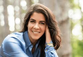 Stephanie Arnold's Instagram, Twitter & Facebook