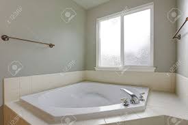 Optez pour la baignoire d'angle l de jacob delafon pour obtenir le meilleur de votre salle de bains. Le Coin Salle De Bain Comprend Une Baignoire D Angle Blanche Sous La Fenetre Avec Un Contour De Baignoire En Carrelage Blanc Banque D Images Et Photos Libres De Droits Image 96726386