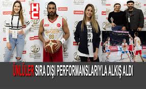 İkili, şimdilerde datça'da denizin ve güneşin. Unluler Sira Disi Performanslariyla Alkis Aldi