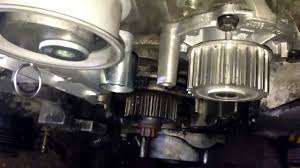 Wichtig ist, dass beim zahnriemenwechsel auch die anbauteile wie spannrollen und umlenkrollen gewechselt werden, da diese die gleiche arbeit wie der zahnriemen leisten. Zahnriemen Wechsel Riemen Auflegen Beim Audi A4 A6 4b 125ps 1 8l 20v Arh Youtube