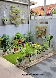 Semua orang menginginkan tempat tinggal yang nyaman. Inspirasi Teras Rumah Minimalis Dengan Tanaman Gantung Yang Indah Desainrumahpedia Com Inspirasi Desain Rumah Minimalis Modern