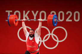 Lasha talakhadze, il georgiano detentore del record maschile con un'alzata di 484 kg il record del mondo maschile (strappo + slancio) nella categoria oltre i 109 kg è di 488 kg, ottenuti dal georgiano lasha talakhadze durante i giochi della xxxii olimpiade. 0ne5noalmqy55m