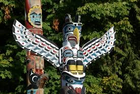 Totempfahl — verschiedene totempfähle im stanley park, vancouver … first nation — totempfahl in victoria mit first nations (französisch: Datei Totempfahl Jpg Reisefuhrer Auf Wikivoyage