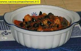 1 kg di cavolfiore, 3 cucchiai di olio extravergine di oliva, 1 cipolla, 2 spicchi d'aglio, 100 grammi di olive nere snocciolate, 2 cucchiai di aceto di mele, sale, peperoncino rosso in polvere. Cavolfiore Al Pomodoro E Olive Nere Ricette