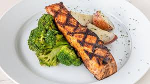 Perlu makanan yang cukup simple namun dapat menggugah selera makan keluarga anda. 8 Menu Makan Malam Sehat Dan Praktis Bergizi Lengkap