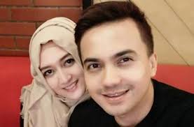 Ia tak menjawab soal foto yang beredar saat dikonfirmasi. 9 Tahun Menikah Lalu Berpisah Begini Nasib Mantan Istri Sahrul Gunawan Matamata Com