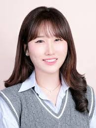 Kim Hanna's Instagram, Twitter & Facebook