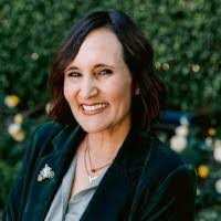 Traci Reyes's Instagram, Twitter & Facebook