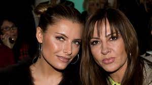 Sophias antworten verraten nicht nur, dass die moderatorin als kind eine außenseiterin war, sondern auch, mit wem sie gerne mal in den boxring. Sophia Thomalla Trauert Todes Schock Jetzt Muss Sie Stark Sein Fur Mama Simone News De