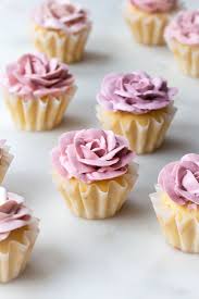 White Chocolate Rose Cupcakes Rose Cupcakes Chocolate Roses Delicious Desserts