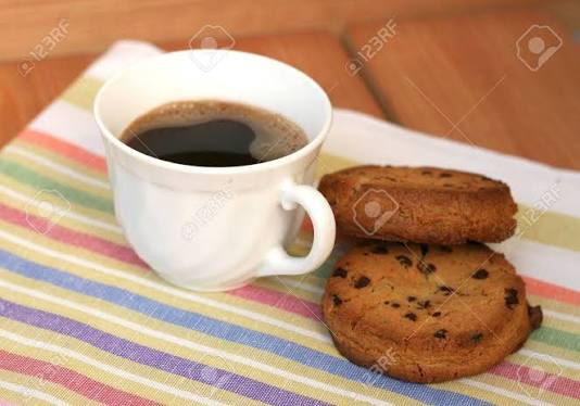 Una Taza De Café Con Galletas De Chispas De Chocolate Caseros Fotos, retratos, imágenes y fotografía de archivo libres de derecho. Image 19595247