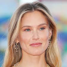 Bar Refaeli Uses These Luxurious Shine Drops to Nail Her Everyday Glowy  Supermodel Look si_lifestyle