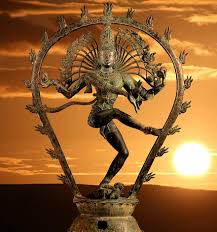 Literalmente, «el auspicioso», también conocido como mahadeva gran dios) 1 2 3 es uno de los dioses de la trimurti (trinidad hinduista), en la que representa el papel del dios que destruye y renueva el universo, junto con brahmá (dios creador) y vishnu (dios preservador). Shiva Diosa Deidad India Indio Hindu Hinduismo Bronce Figura Estatua Danza Pikist