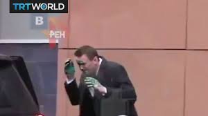 Mobile phone footage appears to show russian opposition leader alexei navalny being splashed with a green liquid in the street. Antiseptic Attack Video Footage Shows Attack On Russian Opposition Leader Navalny Youtube