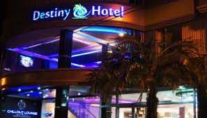 En el territorio hay un jardín bien ordenado. Destiny Hotel In Banos Ecuador Lets Book Hotel