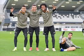 Es ist ein ziemlich harter, aber der einzig richtige schritt. Sami Khedira On Twitter Trying To Sneak Into The Winner Team S Picture Like Finoallafine Forzajuve Sk6 Juventusfc