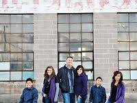 Ciptakan gambar menawan dengan efek tempo doeloe atau instan. 58 Urban Family Photo Ideas Urban Family Photos Family Photoshoot Family Photos