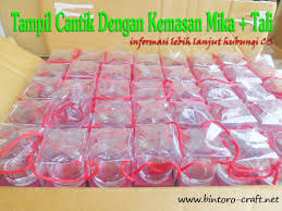 Nggak perlu lagi deh keliling mall atau pasar buat beli souvenir pernikahan. Souvenir Gelas Kecil