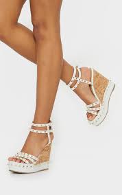 Sandales Compensees Blanches A Plateforme Et Brides Cloutees Prettylittlething Fr