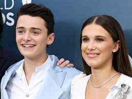 He plays will byers in the netflix science fiction horror streaming television series str. Millie Bobby Brown And Noah Schnapp Do Tiktok Challenge At Sag Awards
