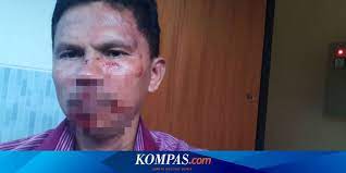 Lima simpatisan habib rizieq shihab tersebut saat melintasi pn jakarta timur juga beberapa kali kedapatan mengambil gambar suasana di depan gedung pengadilan. Kronologi Penyebaran Meme Rizieq Shihab Hingga Anggota Dprd Dihajar Massa Halaman All Kompas Com