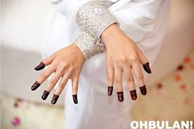 Berbagai cara dilakukan untuk tampil menarik, antaranya dengan berpakaian cantik, berhias dengan aksesori yang pelbagai atau berhias dengan peralatan solek dan yang seumpamanya. Hukum Pakai Inai Bercorak Corak Sayidahnapisahdotcom